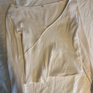 Vit långärmad tröja  - Långärmad tröja lappen har gått av i tvätten men tröjan är bara använd fåtalgångar så utom att lappen har åkt av är de bra skick