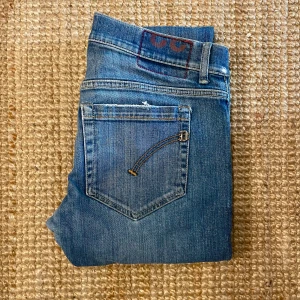 Dondup George  - Tjena nu säljer vi dessa dondup jeansen i utmärkt skick! Slitningarna är i modellen. De är storlek 32 och passar dig som är runt 180cm. Har du några frågor är det bara att skriva!👌💪