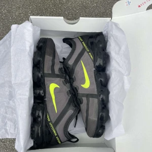 Nike vapormax - Ett par fett sköna vapormax i nästan nyskick för dunder pris. Box tillkommer, skriv om ni har frågor!