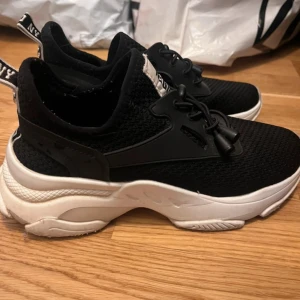 Snygga sneakers  - Snygga och bekväma sneakers, storlek 36, använda väldigt få gånger därav i mycket bra skick