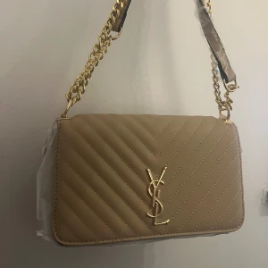 Väska - Helt ny, pris kan diskuteras 