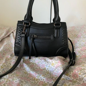 Gina Tricot väska - Helt oanvänd väska från gina, axelrem medföljer, skriv privat om mer frågor💓