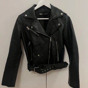 Skinnjacka från Zara - Svart skinnjacka köpt från Zara. Storlek S