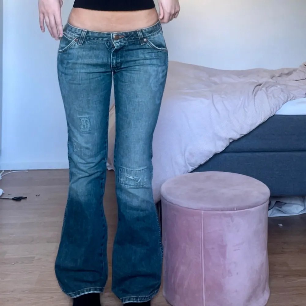 Midjemåttet är 38 rakt över och inebens längden är 78  Byxorna är från wrangler. Jeans & Byxor.