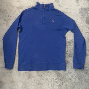Polo Ralph lauren tröja  - Snygg tröja som är i fint skick storlek 18-20år men skulle säga att den passar S-M. Kom gärna med pris förslag och kontakta vid ytterligare frågor. 