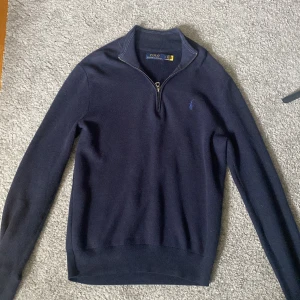 Ralph lauren half zip - Säljer nu min Ralph lauren half zip för att jag använder den inte längre. Storlek S men passar nog M. Köpt här på Plick. Riktigt skön nu till höst. Skriv för fler frågor och bilder. Kom gärna med bytesförslag. Kan gå ner i pris vid snabb affär.