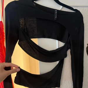 Utskärd tröja  - Hittar inte bild på modellen men väldigt fin på. För liten för mig. 