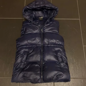 Väst i bra skick - Väst i storlek 146/152 den är använd en gång och i bra skick. Köpt för 600 kr