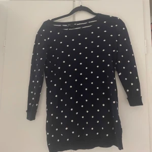 Stickad tröja - En tröja med prickar på❤️ säljer pga att den var för liten när jag köpte den