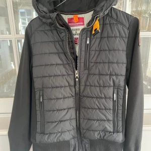 Parajumper Hoodie barn 10 år - Svart Parajumper Hoodie/Jacka. Tunnteckad framsida och tröj-ärmar. Perfekt för sensommar/höst. I stort sett oanvänd, mycket fint skick. Köpt på Kids Brandstore. 