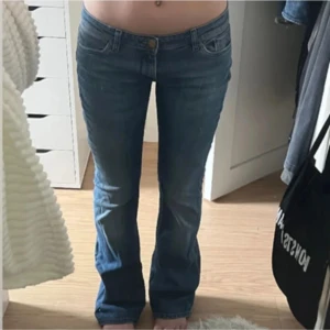 Lee jeans - Skitsnygga lågmidjade bootcut jeans från lee 💕 bra skick! Skriv vid frågor. Lånade bilder
