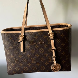 Väska  - En fin väska som ej kommit till användning (ej äkta)