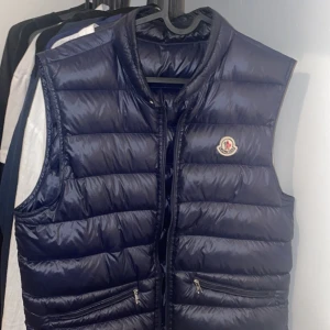 Moncler Gui Väst - Säljer nu min moncler gui jag haft i 1 år. Köpt på kicks & stuff så äkta (kvitto finns) Toppskick! Byten är intressesant i samma prisklass    Bara att skriva vid frågor