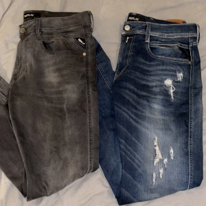 Replay Anbass Jeans + flätat bälte vid fullpris - Vi säljer nu en bundle på två Replay anbass jeans i hyperflex, superslim. Skick: vänster: 9/10 (solblekt) höger:10/10. Bälte följer med vid fullpris! Nypriset för dessa är ungefär 3900kr för båda. Tveka inte på att höra av dig vid eventuella frågor!