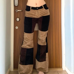 Byxor - Coola manchesterbyxor som jag inte längre använder! Stretchiga och väldigt sköna. Uppskattar till storlek 38. Midja ca 76 cm, innerbenslängd 87 cm