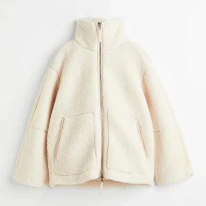 Beige teddyjacka - Teddyjacka som påminner om den från H&M (vet inte vilket märke den är, finns ingen lapp och köpte på Vinted) 💕😊