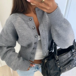 Grå stickad kofta  - grå stickad kofta från zara  med fina detaljer🩶storlek M men sitter som en S