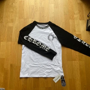 Chrome Hearts longsleeve  - Har aldrig använt och lappen finns kvar på (rep)  Pris kan diskuteras vid snabb affär