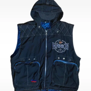 indiana hawks väst - eiktigt fet väst bra materail gjord i USA för laget indiana hawks. osäker på årtal men vintage. Men oav vintage eller ej är den som ny i materialet. perfekt till höst vinter o kall vår. köpt på beyond retro för 500 säljer billigt för behöver pengar.