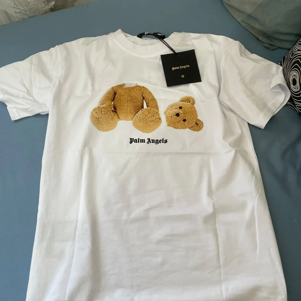 Säljer min Palm angels T-shirt för ett bra pris och tröjan är helt oanvänd. T-shirts.