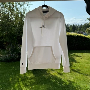 Polo Ralph Lauren  - Säljer min Polo Ralph lauren hoodie, helt ny och aldrig använd, skick 10/10, nypris 2295kr, storlek M Är det några funderingar är det bara att höra av dig!