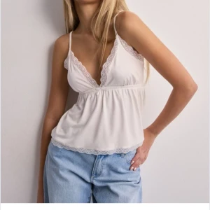 Topp - Säljer denna fina topp från Nelly som aldrig är Andvänd då den var för liten! Ny pris 249kr mitt pris 150kr men pris går att diskutera.❤️