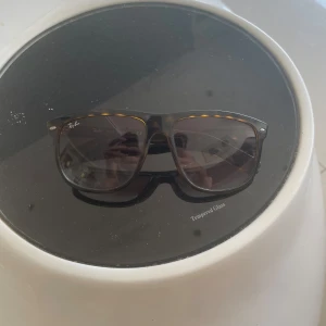 Rayban Boyfriend - Säljer sköna raybans för att de är för stora fick dessa vid midsommar och använt max 5 ggr för de är för stora de köptes för 1200 så säljer de för 700 Storlek 60 säljer nt genom plick för tidigare problem skriv priv för mer frågor
