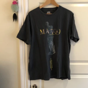 Grå Uniqlo tröja med tryck - Grå uniqlo tröja med tryck av MA399(Venus de Milo Louvre