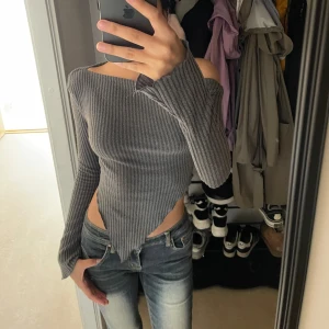 One shoulder topp - One shoulder topp i storlek XS. Armarna är långa för att vara i storlek XS.