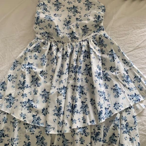 Klänning  - Säljer den klänningen knappt andvänd 💗 Storlek m  Passar till dom som har s med 💗 