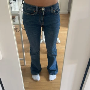 Bootcut jeans - 62 cm midjemått, snygga mid/Low Waist bootcut jeans, lite slitna där nere men annars i gott skick 