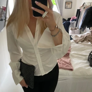 Blus  - Jätte fin blus från gina. Storlek xs passar mig som har S med.💗