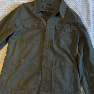 Overshirt  - Fet ovetshirt i olivgrön  Storlek L