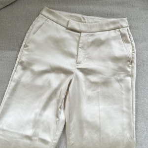 Kostymbyxor - Oanvända kostymbyxor från Gina Tricot i storlek 36. Extremt snygg passform! Matchande kavaj säljs separat. 