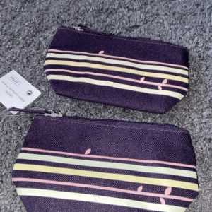 Necessär/ plånbok? - En lila necessär med prislapp.(man får med båda) 