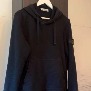 Stone Island hoodie, bra skick tyget är fortfarande mjukt inuti. Storlek small. 1100kr inga byten