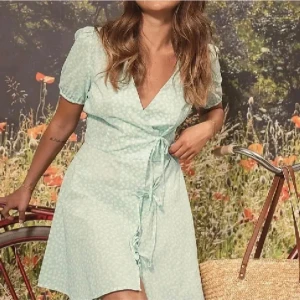 Söt miniklänning  - Supersöt klänning från nakd, använd ett fåtal gånger så den är i superbra skick 💕