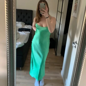 Zara klänning  - Superfin grön klänning från zara, säljer eftersom den har blivit lite för liten, den är i fint skick med nån enstaka liten tråd💕 slitsen är lite snesydd där bak vilket kan ses på sista bilden ☺️