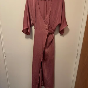 Långklänning  - Använd 1 gång, långklänning. Passar alla årstider. 