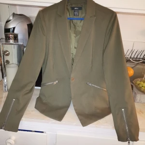 Kostym jacka  - Aldrig använd,jätte fin på, figursydd.storlek 38. Färgen är mossgröna inköpt från Ellos 
