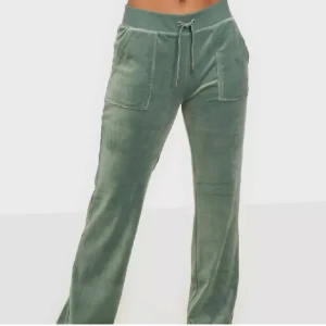 Juicy byxor  - Kan tänka mig BYTA mot en annan färg eller SÄLJA 💓 Köpte för ett par veckor sen men kommer ej till användning.