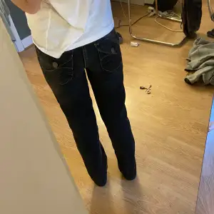 Låg midjade lee jeans  med fina fickor där bak jätte snygga o trendiga säljer pågrund av att dom är för små