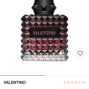 Parfym - Valentino Born in Roma Donna 30ml - Säljer denna underbara parfym för 700kr, nypris 1100kr. Säljer då jag ångrade mig och köpte min gamla favorit istället, det jag inte visste var att det inte gick att returnera tillbaka. Min kompis har parfymen och den doftar underbart!!🥰
