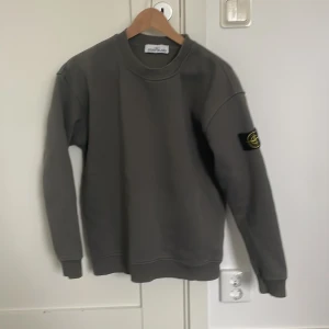 Stone island crewneck - Bra skick inte använd så mycket. Storlek S. Pris går att diskuteras vid snabb affär. Skriv vid minsta fundering. 