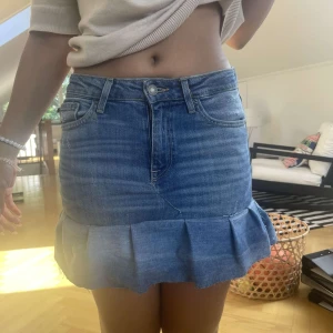 Jeanskjol med volang - Super söt jeanskjol med volang som jag har sytt själv, det var ett par jeans från hm för 300kr innan. Storlek S/M kan vara lite längre på kortare personer. Modellen är 160 och den sitter exakt som det är tänkt❤️ tryck gärna på köp nu. 