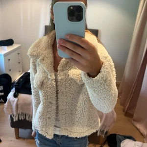 Teddyjacka - Säljer denna söta Teddyjacka från Gina Tricot!! Pris kan diskuteras och köparen står för frakten