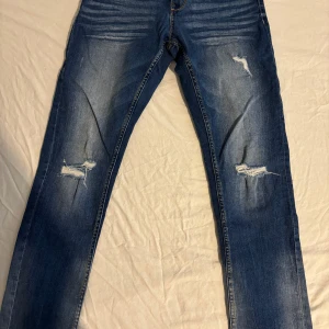 Skinny jeans med hål - Blå skinnet jeans med hål. 