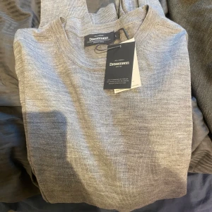 Merino ulls tröja - Väldigt fin crew neck tröja som är 100% merino ull.  Tveka inte att höra av er vid funderingar. 
