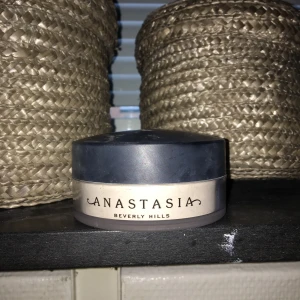 Anastasia setting powder - Jätte fint puder i färgen vanilla. Säljer då jag fått hem mitt puder från huda o denna inte kommer till användning. Använt cirka 3-4 gånger och allt är kvar🫶🏻