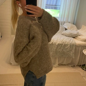 Stickad tröja  - Stickad tröja i jätte skönt material från Carin Wester i storlek S, perfekt till hösten!🥰